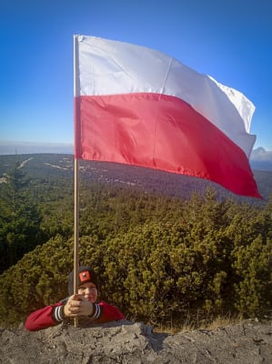 11 listopada świętowali na Szrenicy z biało-czerwonymi flagami. Na szczyt weszli z dziećmi - 4