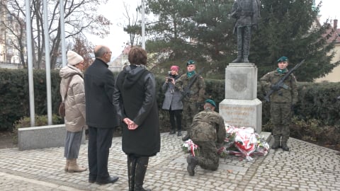 Skromne obchody 11 listopada w Kłodzku. W tle powódź i trudna sytuacja na granicy - 0