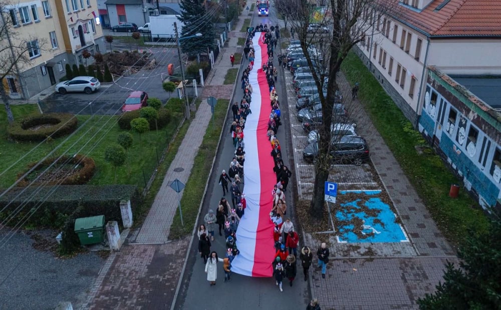 Długa biało-czerwona flaga to w tej miejscowości tradycja. W tym roku miała aż 60 metrów - 60-metrowa flaga w Miłkowicach, fot. GOKiS Miłkowice