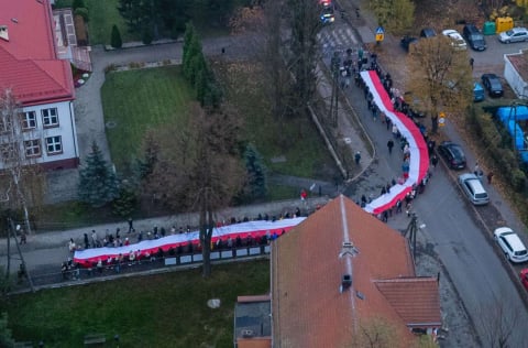 Długa biało-czerwona flaga to w tej miejscowości tradycja. W tym roku miała aż 60 metrów - 0