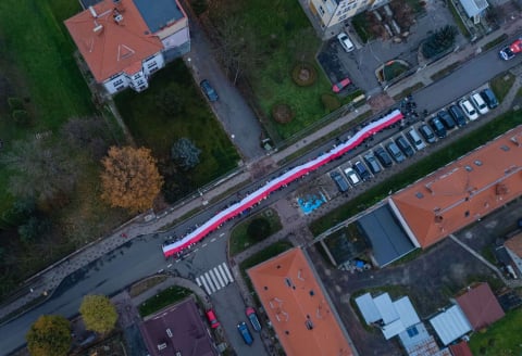 Długa biało-czerwona flaga to w tej miejscowości tradycja. W tym roku miała aż 60 metrów - 1