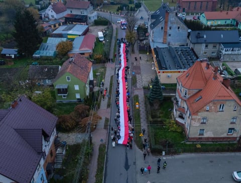 Długa biało-czerwona flaga to w tej miejscowości tradycja. W tym roku miała aż 60 metrów - 2