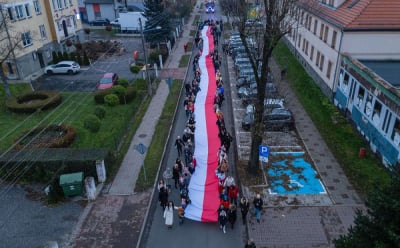 Długa biało-czerwona flaga to w tej miejscowości tradycja. W tym roku miała aż 60 metrów