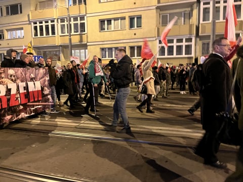 "Marsz Polaków" we Wrocławiu. Policja: użyto petardy hukowej - 4