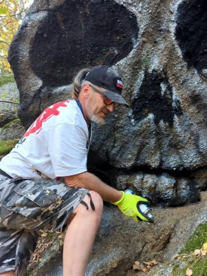 Wzgórze czaszek pod Jelenią Górą. Skąd się wzięło kontrowersyjne graffiti?  - 0