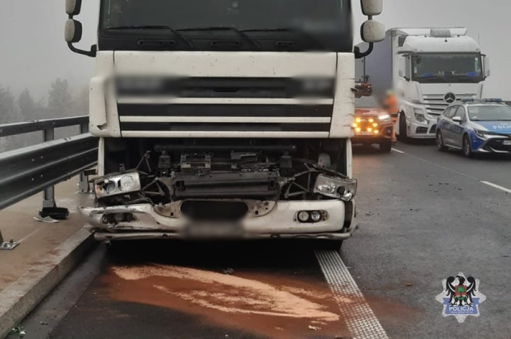 Zderzenie pięciu pojazdów na S3! - Zderzenie pięciu pojazdów na S3! Droga od Bolkowa w kierunku Legnicy zablokowana Fot. Policja w Wałbrzychu