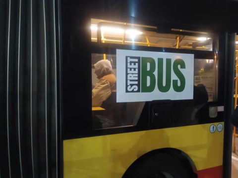 StreetBus wraca na ulice Wrocławia. Bezdomni mogą się w nim ogrzać i zjeść coś ciepłego - 0