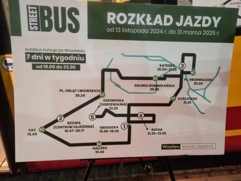 StreetBus wraca na ulice Wrocławia. Bezdomni mogą się w nim ogrzać i zjeść coś ciepłego - 1