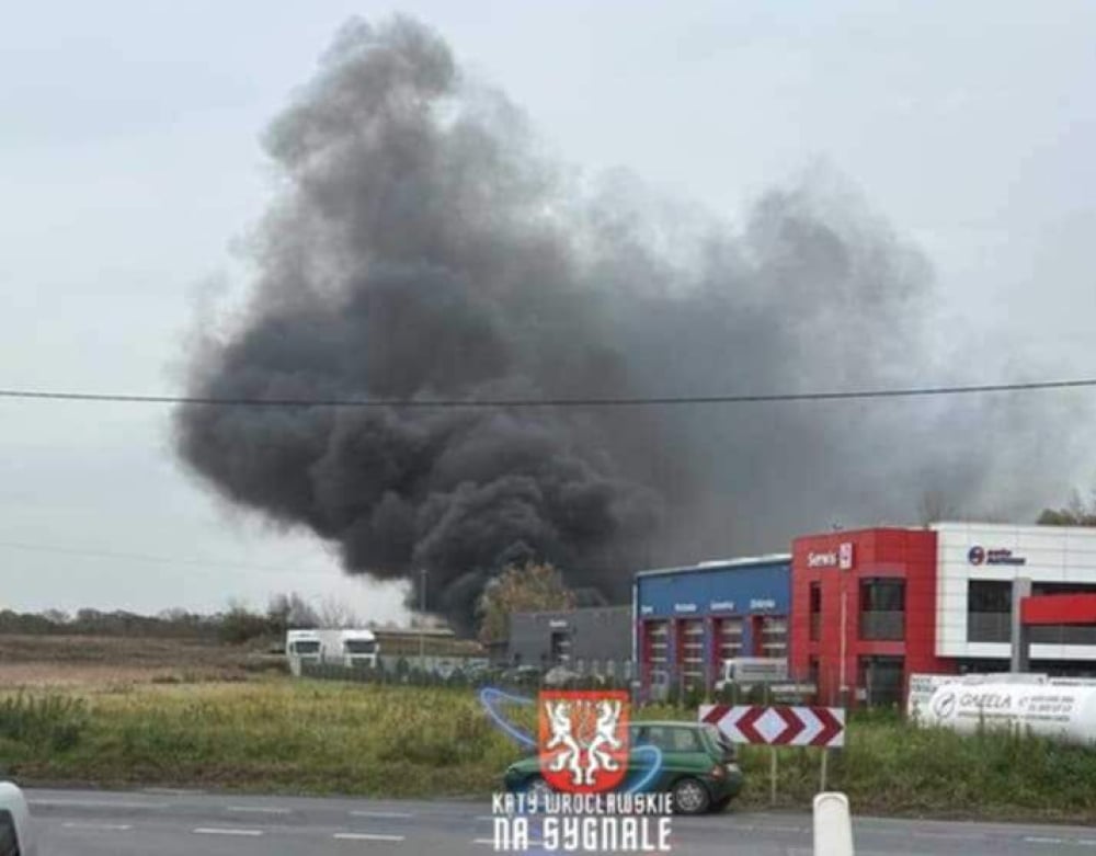 Kłęby gęstego dymu nad Wrocławiem. Pożar złomowiska przy ul. Ceglanej - Pożar złomowiska we Wrocławiu przy ul. Ceglanej. Dziewięć zastępów straży w akcji. Fot: Kąty Wrocławskie na sygnale / Czytelnik