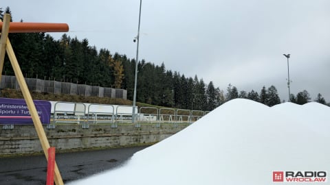 Na Jamrozowej Polanie już biało. Trwa produkcja śniegu w Dusznikach-Zdroju - 1