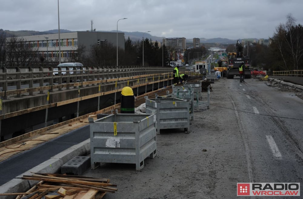 Już nie listopad, a koniec roku. Opóźnia się koniec remontu estakady w Jeleniej Górze - Opóźnia się koniec remontu estakady w Jeleniej Górze - fot. Maciek Ryłkiewicz 