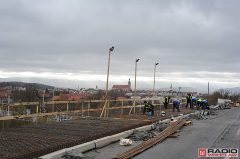 Już nie listopad, a koniec roku. Opóźnia się koniec remontu estakady w Jeleniej Górze - 1