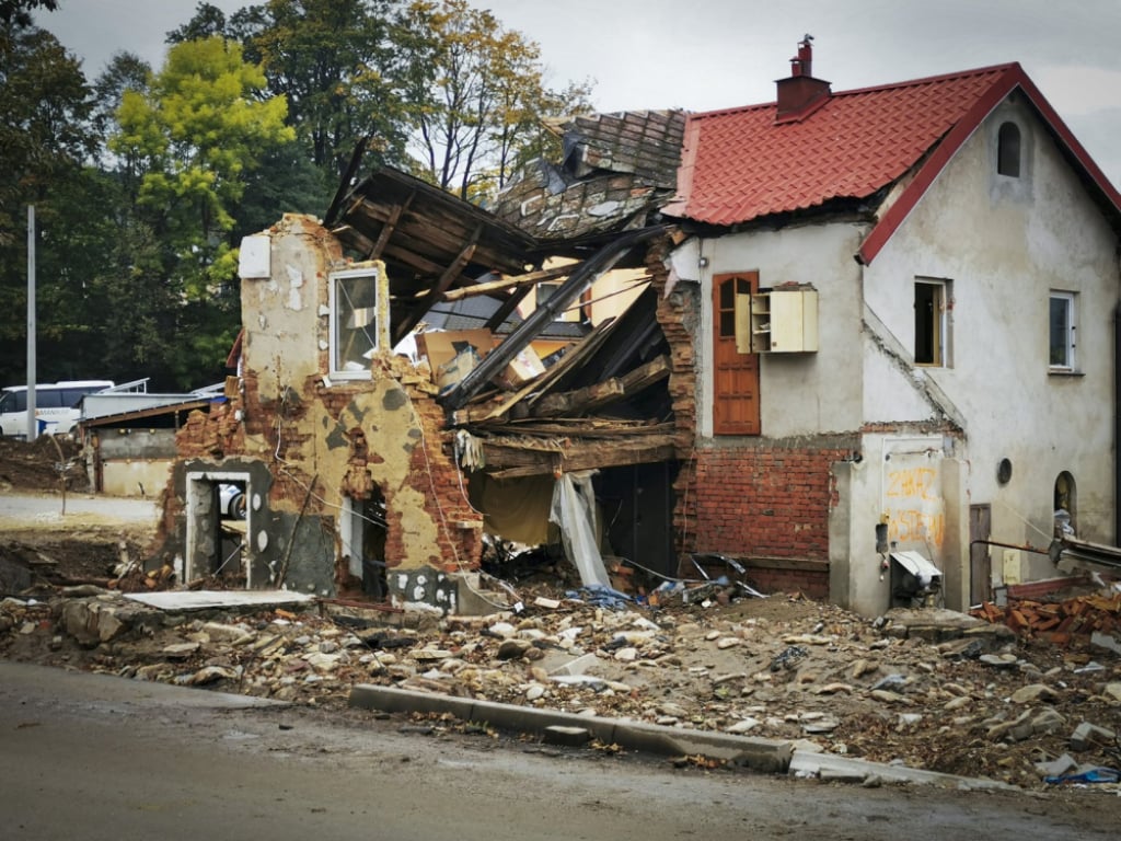 Pieniądze na wypłaty popowodziowych świadczeń są już na kontach kłodzkich gmin  - Kłodzko potrzebuje pieniędzy na odbudowę po wrześniowej powodzi - fot. Radosław Bugajski