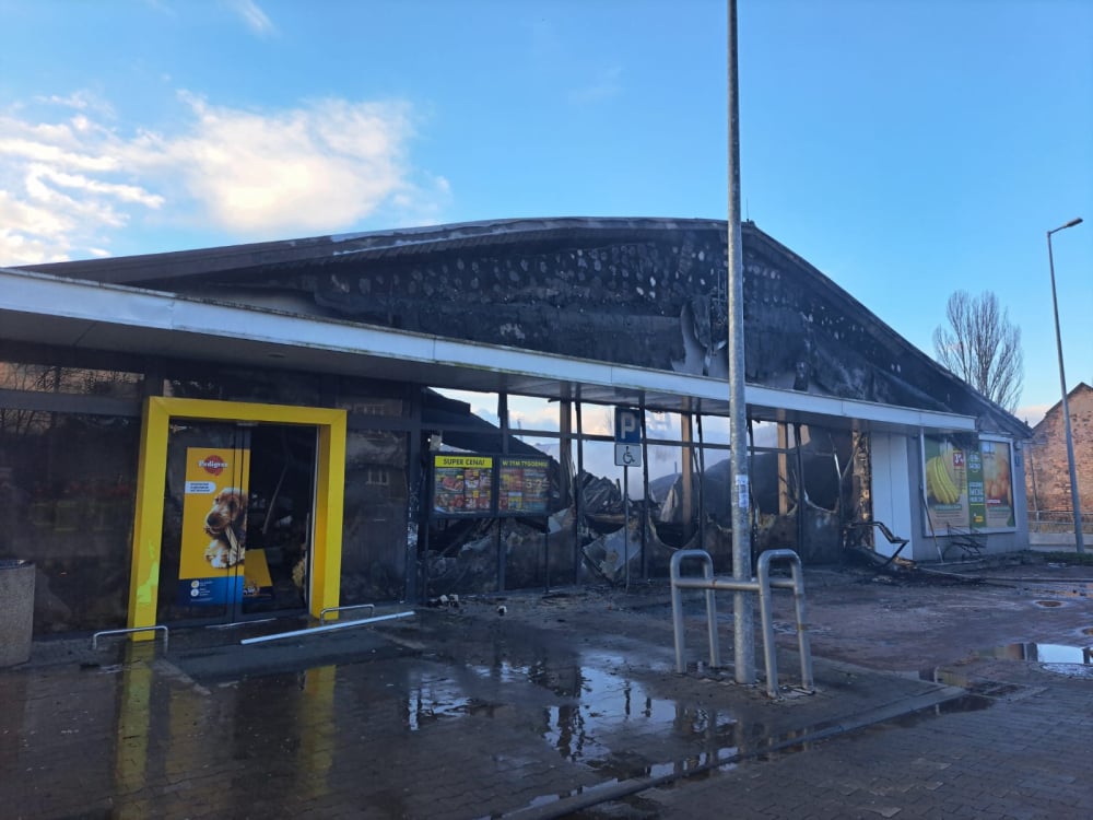 Pożar Biedronki w Zawidowie. Ogień gasiło ponad 20 jednostek - W Zawidowie spalił się sklep Biedronka - fot. OSP Studniska/KP PSP Zgorzelec 