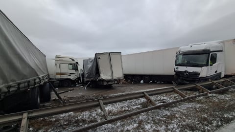 Potężny karambol na A4 pod Bolesławcem. Jedna osoba nie żyje. Droga do Wrocławia zablokowana - 1