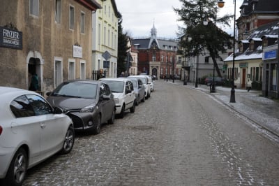 W Jeleniej Górze rozszerzy się strefa płatnego parkowania. Zobacz, gdzie trzeba będzie płacić