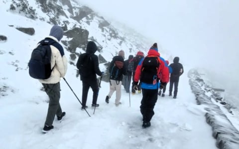 W adidasach zdobywali Śnieżkę. Z pomocą ruszyli im czescy ratownicy. - 1