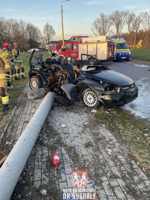 Samochód roztrzaskał się na latarni. Ciężko ranni trafili do szpitala - Foto: OSP w Sobótce/ Kąty wrocławskie na sygnale