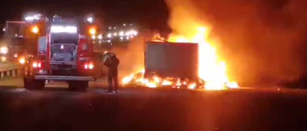  Pożar busa na A4. Zablokowany pas ruchu - fot. facebook