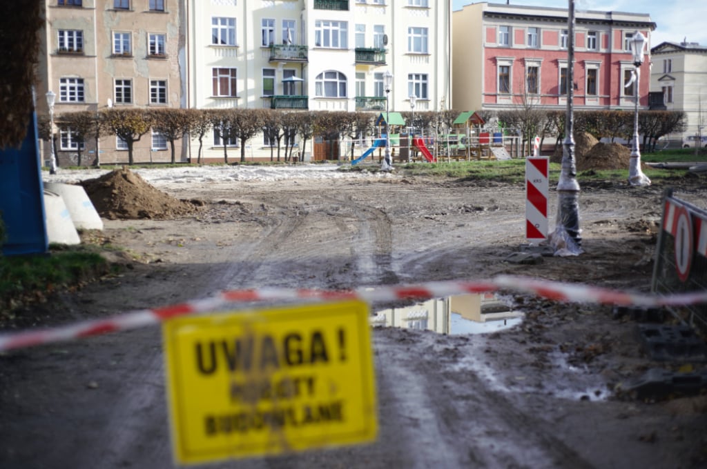 Place zabaw za miliony złotych. Będą cieszyć najmłodszych mieszkańców Jeleniej Góry - Place zabaw za 5 milionów złotych powstają już w Jeleniej Górze. Środki pochodzą z Unii Europejskiej i Budżetu Obywatelskiego. Fot. Maciej Ryłkiewicz