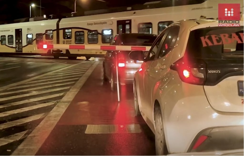 Na Zwycięskiej bez zmian. Pociąg przejechał tuż przed maską samochodu [WIDEO] - Samochód stojący za rogatkami to codzienność na ul. Zwycięskiej, fot. Radio Wrocław