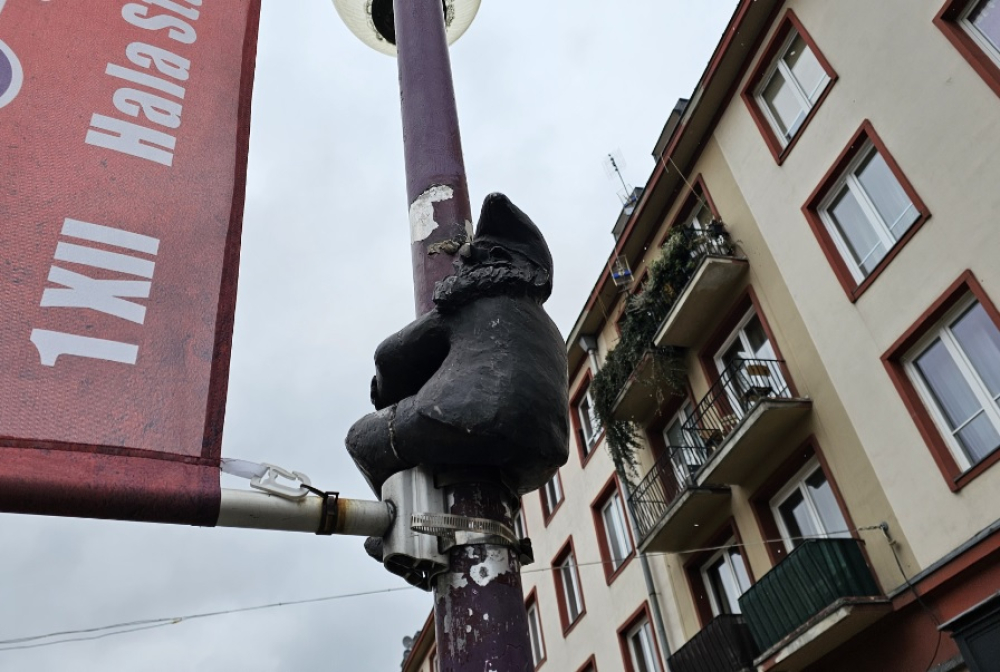 We Wrocławiu krasnale mieszkają nawet na ulicznych latarniach - Krasnal na latarni przy ulicy Świdnickiej, fot. Łukasz Januszewski