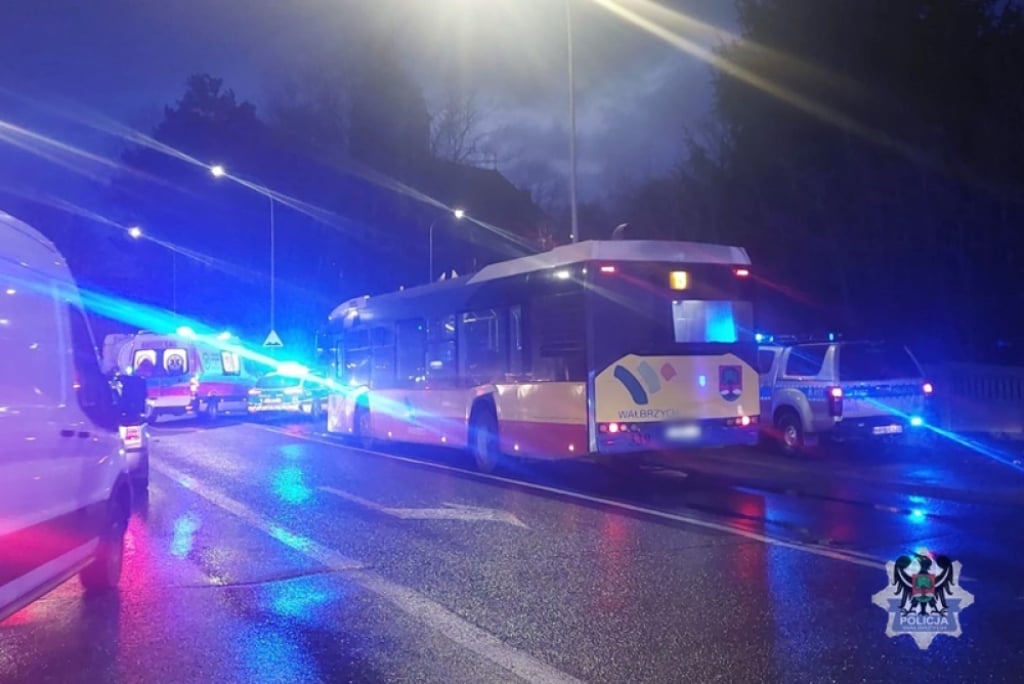 Śmiertelne potrącenie 43-latki w Wałbrzychu. Zginęła pod kołami autobusu - 43-latka zginęła pod kołami autobusu w Wałbrzychu. Fot. Policja Wałbrzych