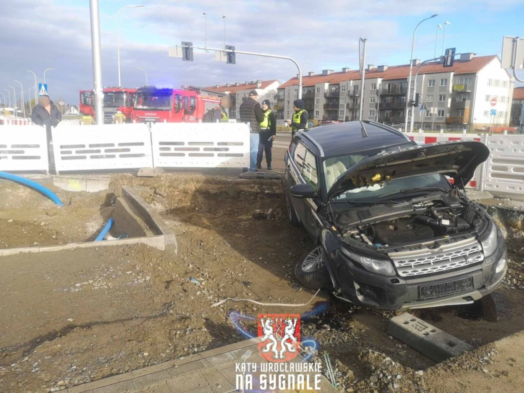 Zderzenie dwóch pojazdów osobowych na Jagodnie. Jeden z nich wypadł z drogi - Wypadek na wrocławskim Jagodnie. Zderzenie dwóch samochodów osobowych. Fot. Jacek Waluk - Kąty Wrocławskie na sygnale