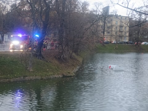 Kurier wjechał do fosy. Niecodzienne zdarzenie drogowe - 0