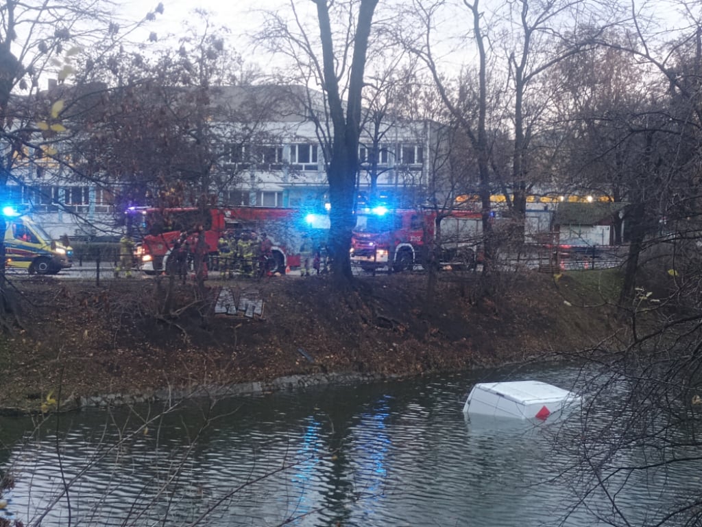 Kurier wjechał do fosy. Niecodzienne zdarzenie drogowe - Bus kurierski we wrocławskiej fosie miejskiej fot. Mirosława Kuczkowska