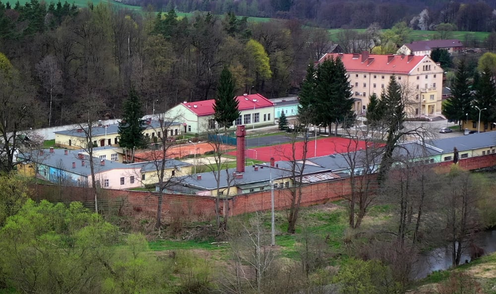 Drugi wychowawca z Jerzmanic-Zdroju przyznał się do pobicia nastolatka. Prokurator nie wystąpił o areszt - Drugi z zatrzymanych wychowawców z ośrodka w Jerzmanicach usłyszał zarzuty, fot. Radosław Bugajski