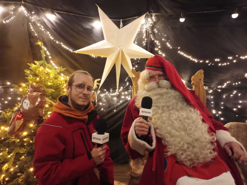 Święty Mikołaj odwiedził Borowice! Przyjechał na Dolny Śląsk prosto z Laponii - Jakub Thauer ze św. Mikołajem w Borowicachfot. RW