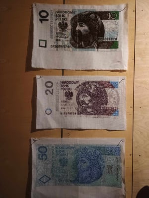  Wąż chciwości, walizka wypełniona fałszywymi dolarami oraz haftowane banknoty. Ostatni dzień wystawy #Dług na Targowisku Jemiołowa - 2