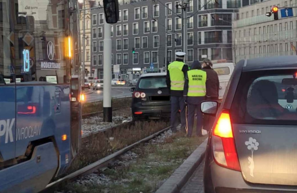 Samochód wjechał na torowisko w centrum Wrocławia. Są utrudnienia - Są utrudnienia na ulicy Drobnera we Wrocławiu. Fot. Krzysztof Znamirowski 