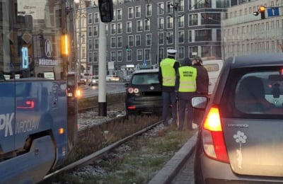 Samochód wjechał na torowisko w centrum. Są utrudnienia