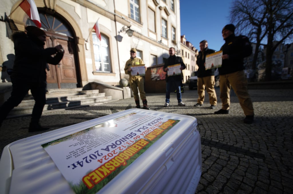 Strażacy pomagają potrzebującym w Kotlinie Jeleniogórskiej - Strażacy na Rynku w Jeleniej Górze. Fot. Maciej Ryłkiewicz