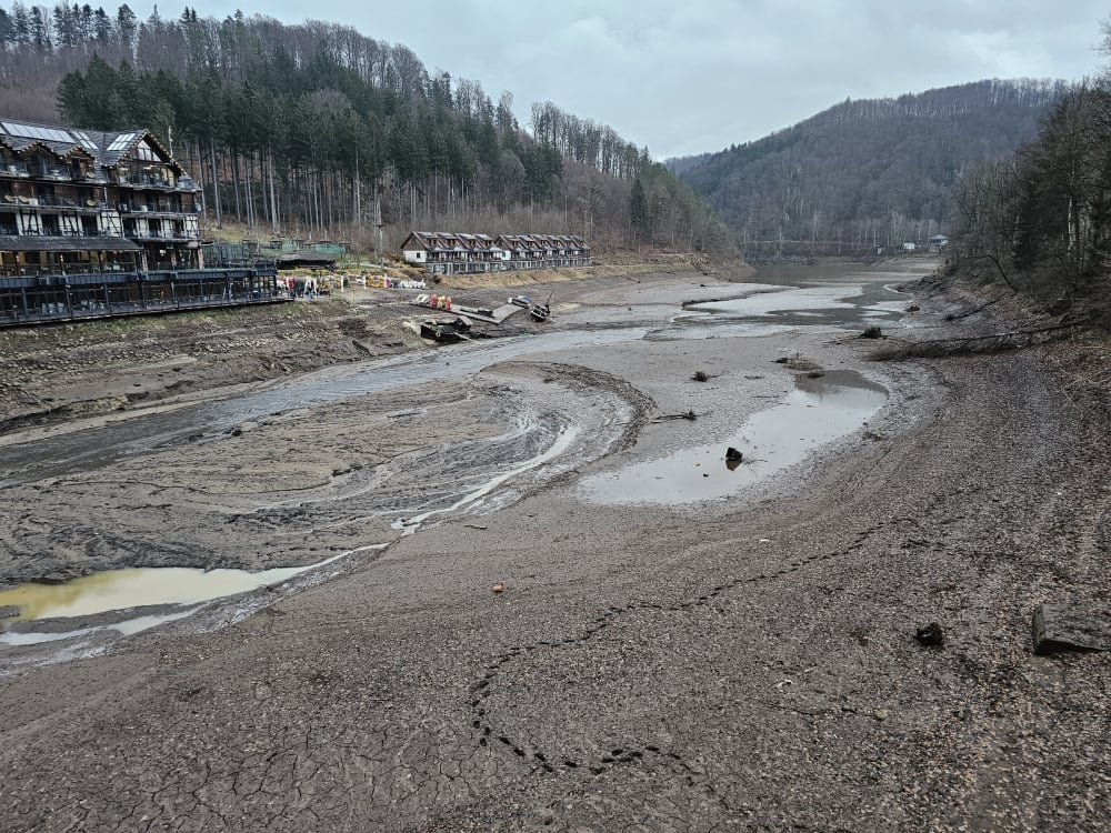 Zapora na Jeziorze Bystrzyckim. Awarii uległ jeden z napędów  - Awarii uległ jeden z napędów na zaporze, która znajduje się na Jeziorze Bystrzyckim. Fot. Bartosz Szarafin / Radio Wrocław