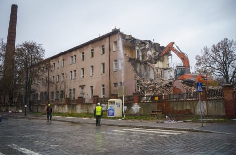 We Wrocławiu trwa rozbiórka dawnego szpitala kolejowego  - 0