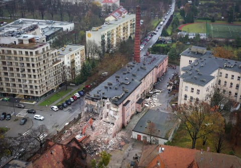 We Wrocławiu trwa rozbiórka dawnego szpitala kolejowego  - 4