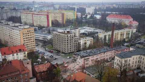 We Wrocławiu trwa rozbiórka dawnego szpitala kolejowego  - 5