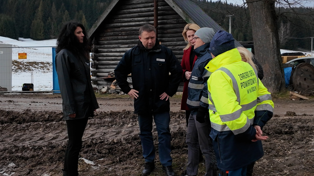 Minister Kierwiński potwierdził budowę czterech przepraw tymczasowych w powiecie kłodzkim - Minister Marcin Kierwiński wizytuje ziemię kłodzką. W Bielicach potwierdził budowę czterech przepraw tymczasowych oraz budowę szkoły i przedszkola. Fot. Jarosław Wrona