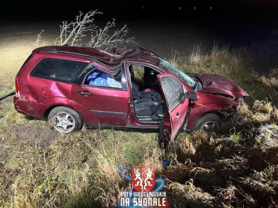 Porzucone auto na DK8. Kierowca uciekł z miejsca zdarzenia