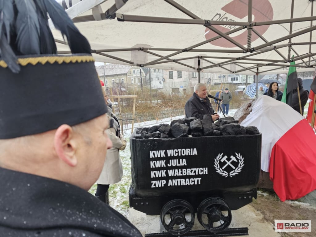 Odsłonięto nowy pomnik pamięci górników z Mieroszowa - Nowy pomnik poświęcony pamięci górników z Mieroszowa. Fot. Bartosz Szarafin