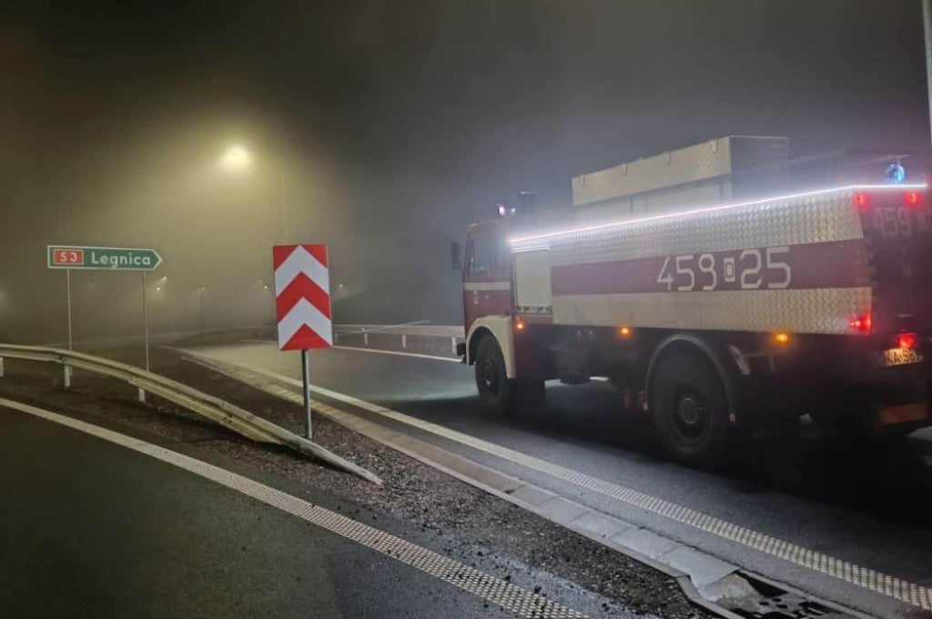 Nocne utrudnienia na S3 w kierunku Legnicy. Dwie osoby ranne w wypadku BMW - Wypadek na drodze ekspresowej, fot. KP PSP Kamienna Góra