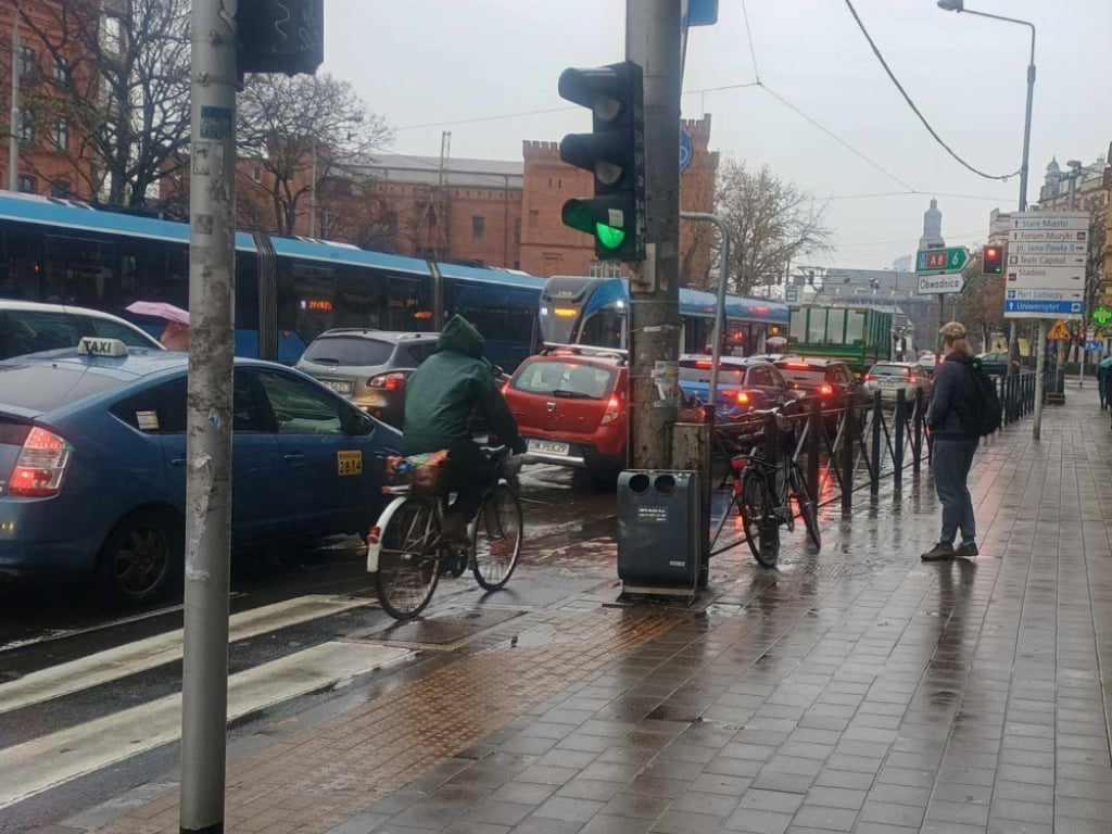 Jak podróżujemy po Wrocławiu? Są wyniki Kompleksowego Badania Ruchu - Ruchliwy dzień na wrocławskich drogach. Fot. Mirosława Kuczkowska