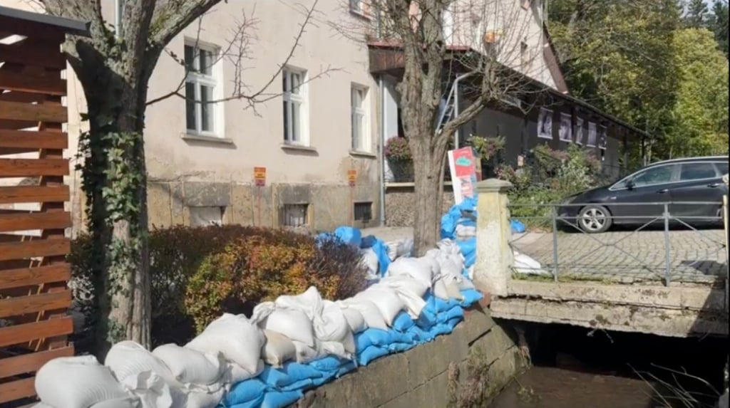 Sokołowsko walczy ze skutkami powodzi. W kinoteatrze wciąż zalega szlam - Kinoteatr Zdrowie mocno ucierpiał podczas wrześniowej powodzi. Fot. zrzutka.pl