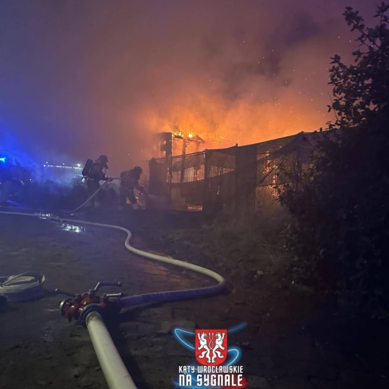 Groźny pożar baraków mieszkalnych w Trestnie - Pożar baraków mieszkalnych w Trestnie przy ul. Nadodrzańskiej. Fot. Kąty Wrocławskie na sygnale (czytelnik:Kamil)