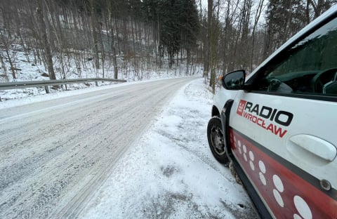 Dolny Śląsk: Fatalne warunki. Ciężarówka przewróciła się na trasie Kłodzko – Złoty Stok [RAPORT] - 0