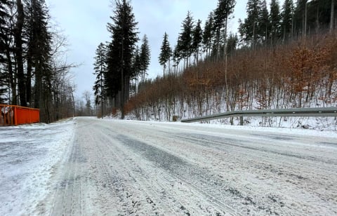 Dolny Śląsk: Fatalne warunki. Ciężarówka przewróciła się na trasie Kłodzko – Złoty Stok [RAPORT] - 2