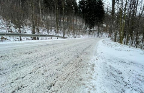 Dolny Śląsk: Fatalne warunki. Ciężarówka przewróciła się na trasie Kłodzko – Złoty Stok [RAPORT] - 3